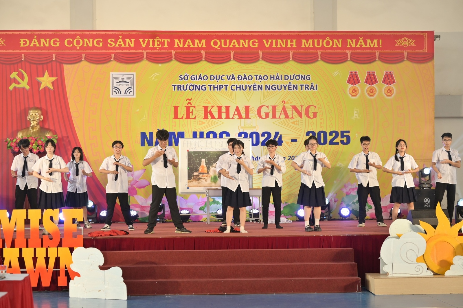 Nhấn để phóng to